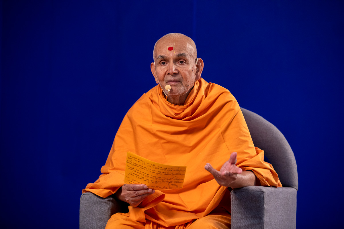 Swamishri blesses during the assembly