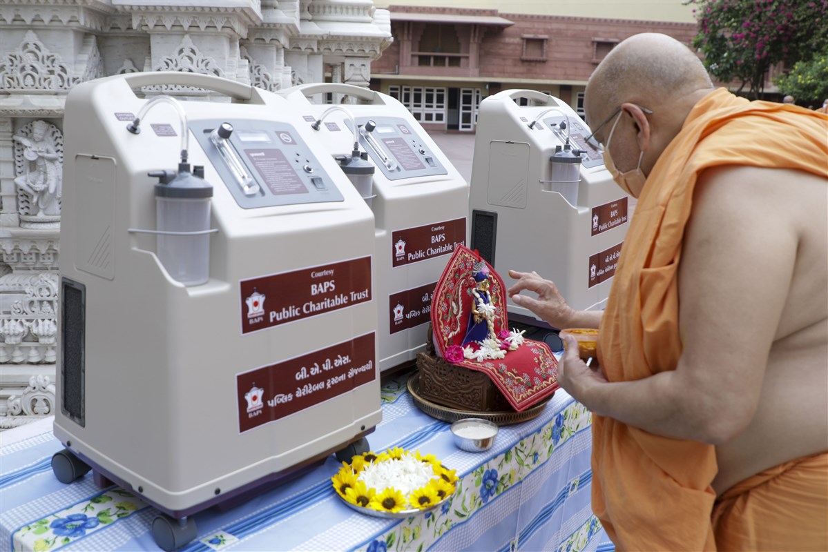 Pujya Ishwarcharan Swami performs pujan of Shri Harikrishna Maharaj