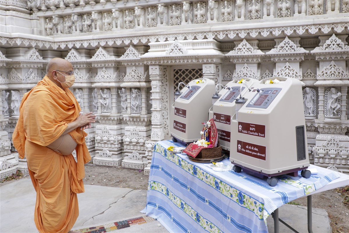 Pujya Ishwarcharan Swami prays before Shri Harikrishna Maharaj