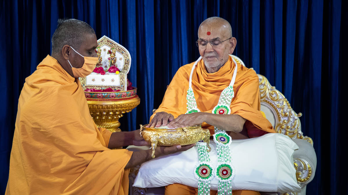 Swamishri sanctifies rice grains