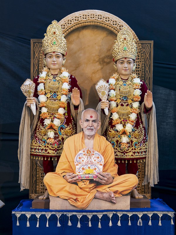 Shri Akshar-Purushottam Maharaj and Pragat Brahmaswarup Mahant Swami Maharaj