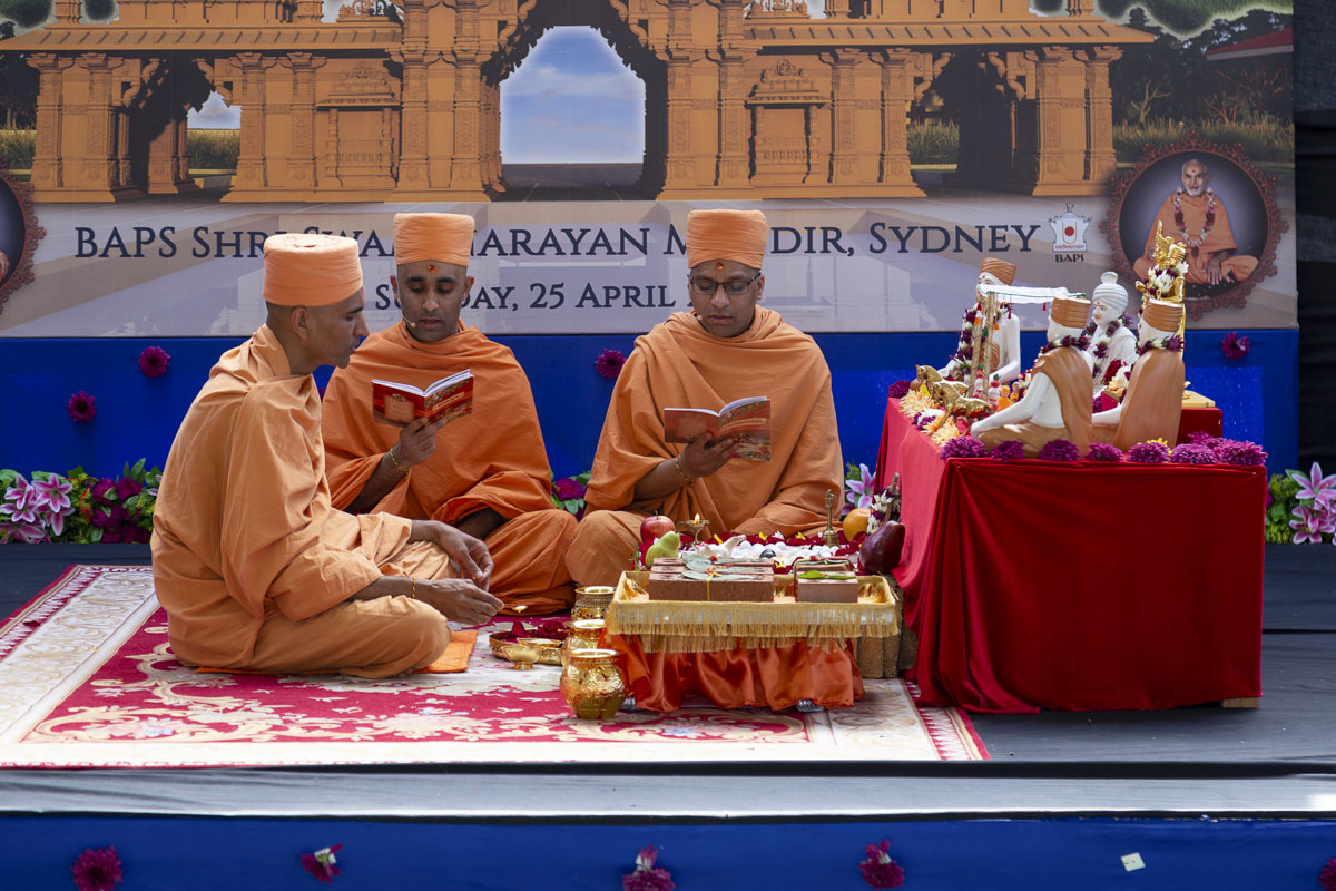 Paramchintan Swami and sadhus perform groundbreaking mahapuja rituals