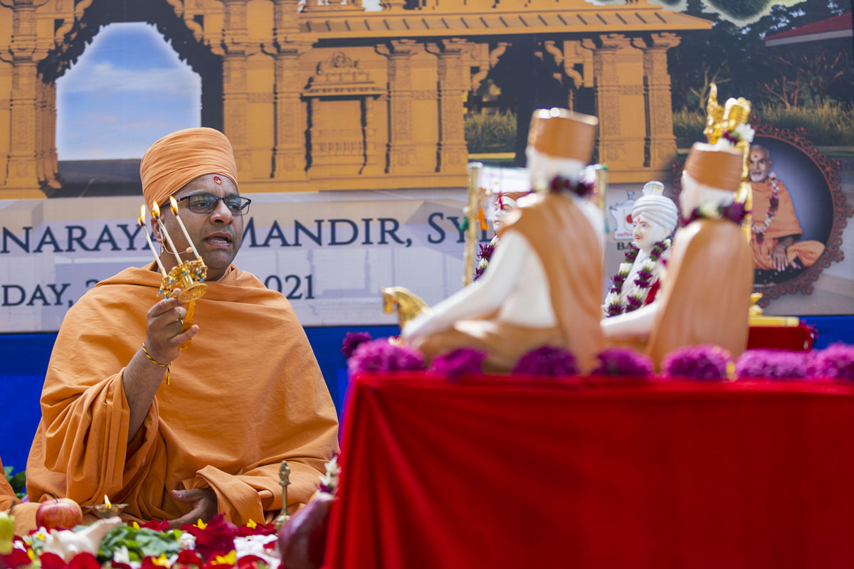 Brahmasmaran Swami performs the arti