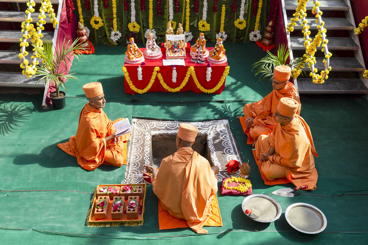 Paramchintan Swami and sadhus perform the groundbreaking ceremony