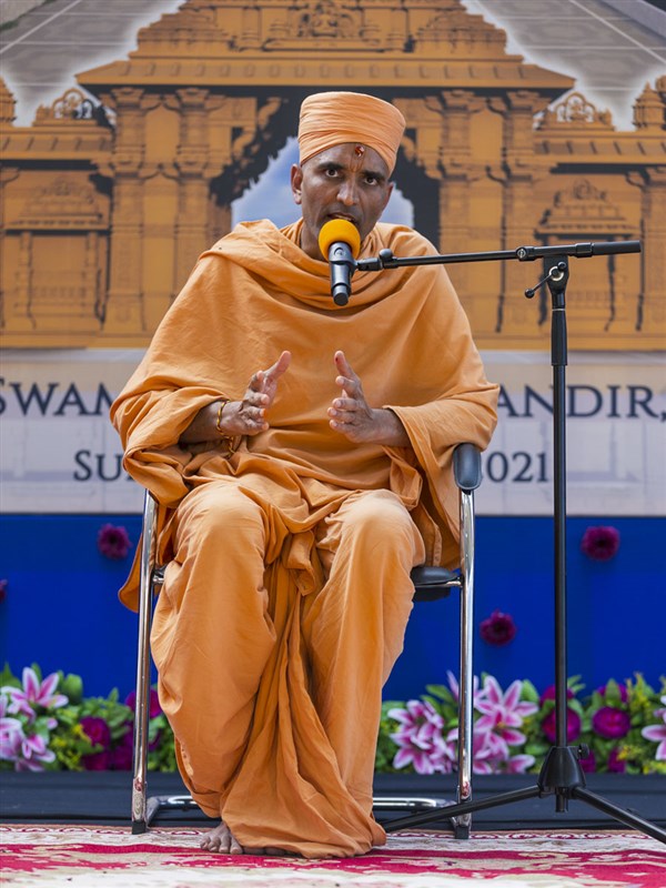 Paramchintan Swami addresses the Groundbreaking Ceremony assembly