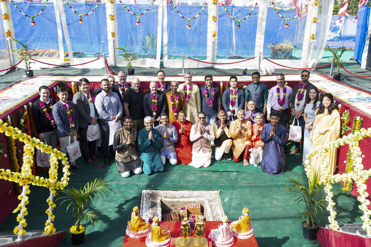 Devotees and invited guests in the gart