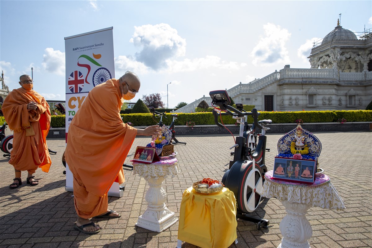 Yogvivekdas Swami, head of the Mandir in London, performed the pujan of Thakorji to bless the event
