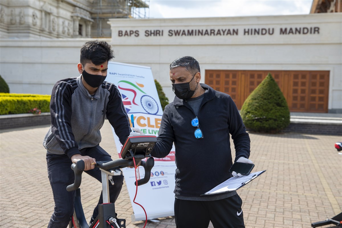 Volunteers helped adjust and reset the bike before each rider began his or her slot