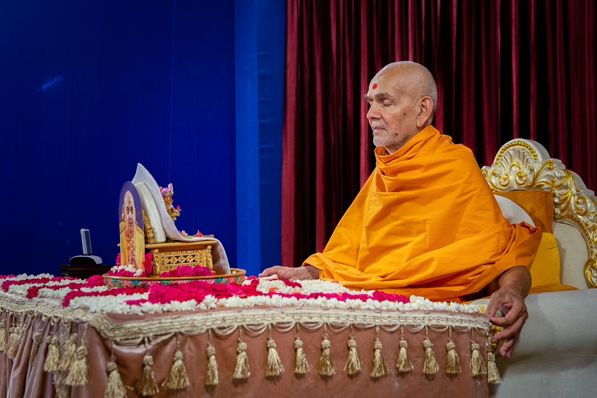 Swamishri meditates in his daily puja 