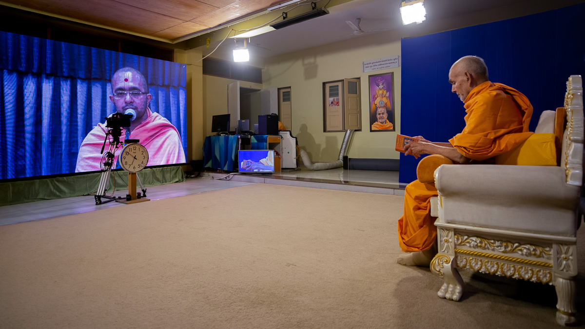 Vinaycharit Swami sings a bhajan via video conference from Ahmedabad Mandir