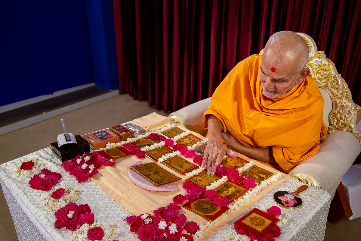 Swamishri engrossed in darshan of Shri Nilkanth Varni