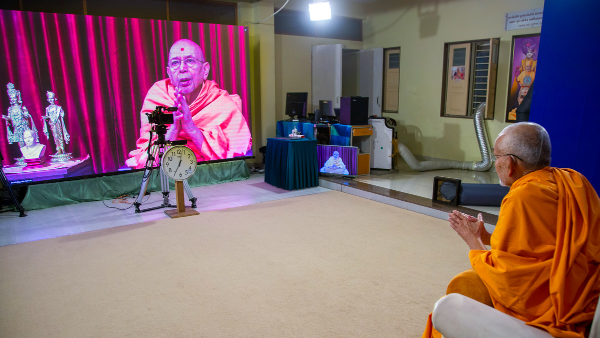 Pujya Tyagvallabh Swami doing darshan of Swamishri via video conference