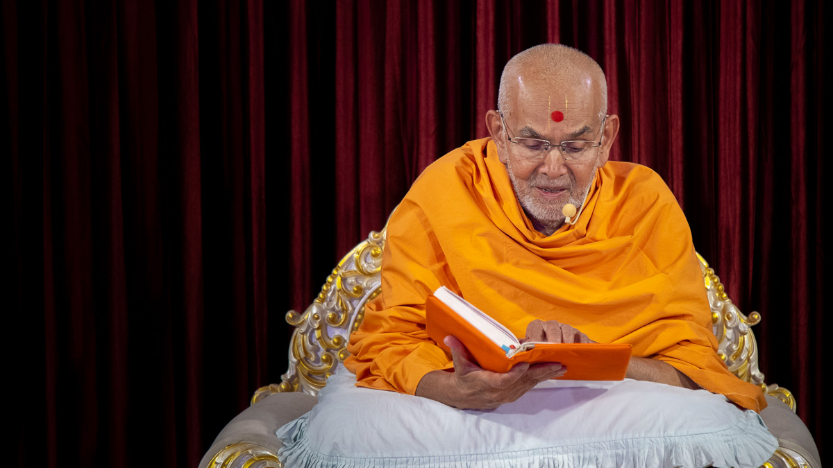 Swamishri discourses on Purushottam Bolya Prite in the afternoon assembly