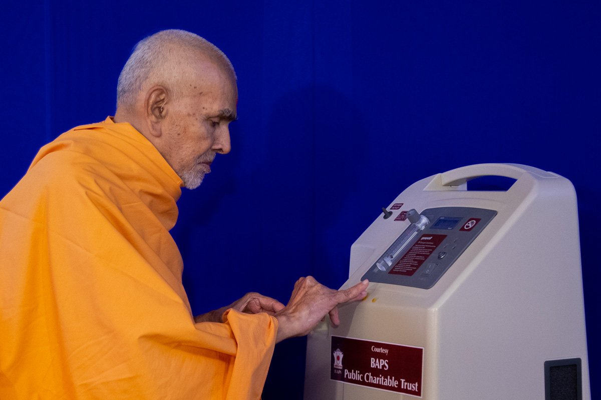 Swamishri sanctifies an oxygen concentrator