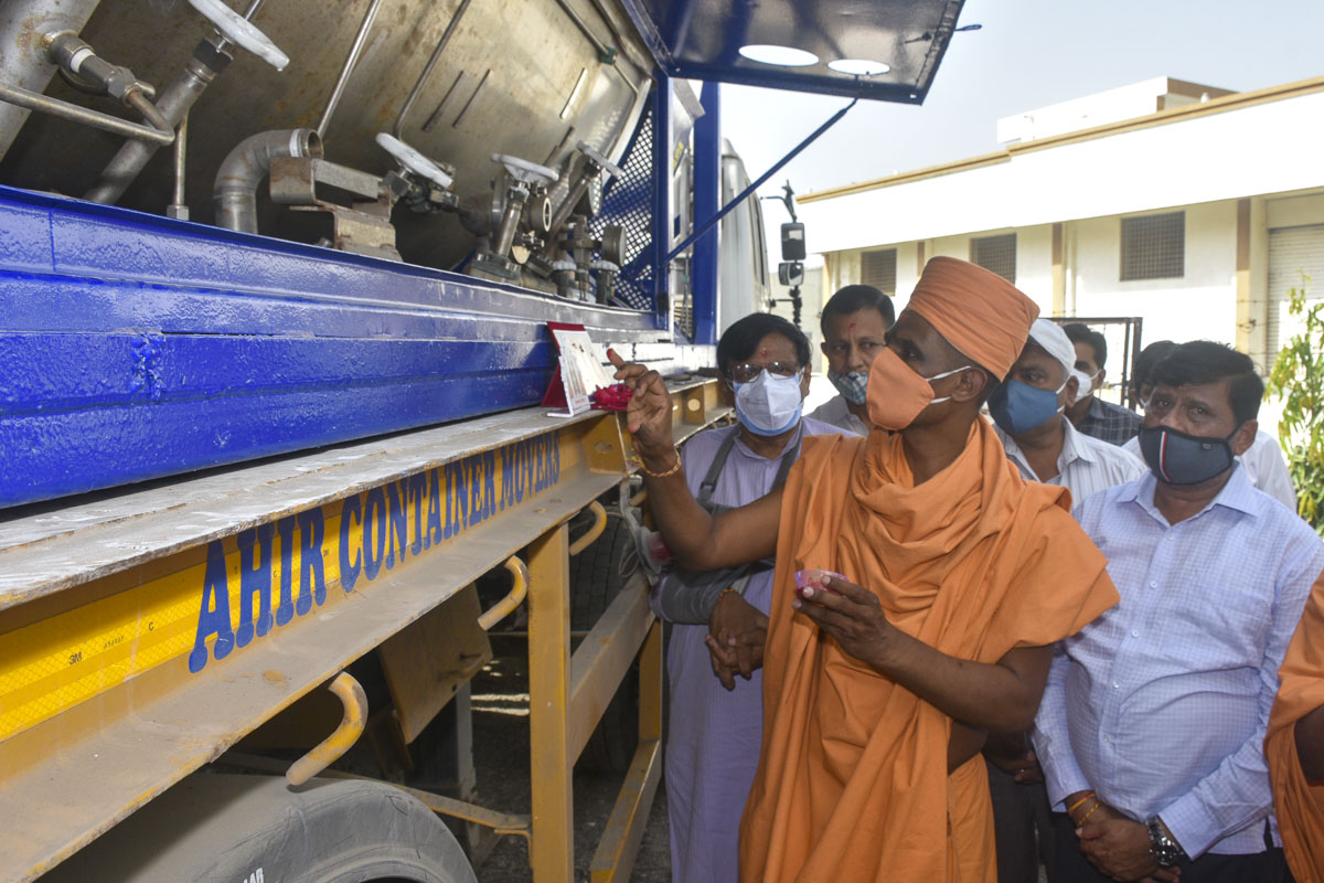 Harismaran Swami performs pujan of Thakorji