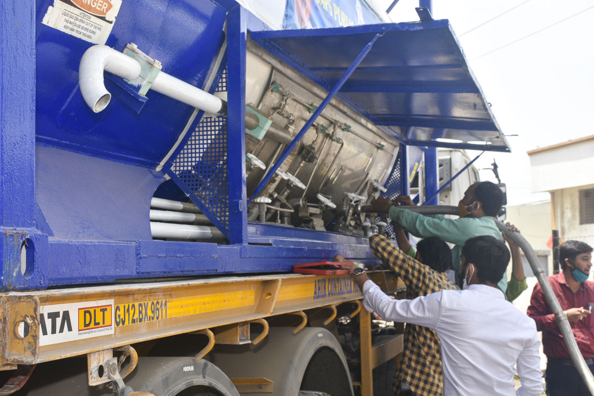 Process of decanting oxygen