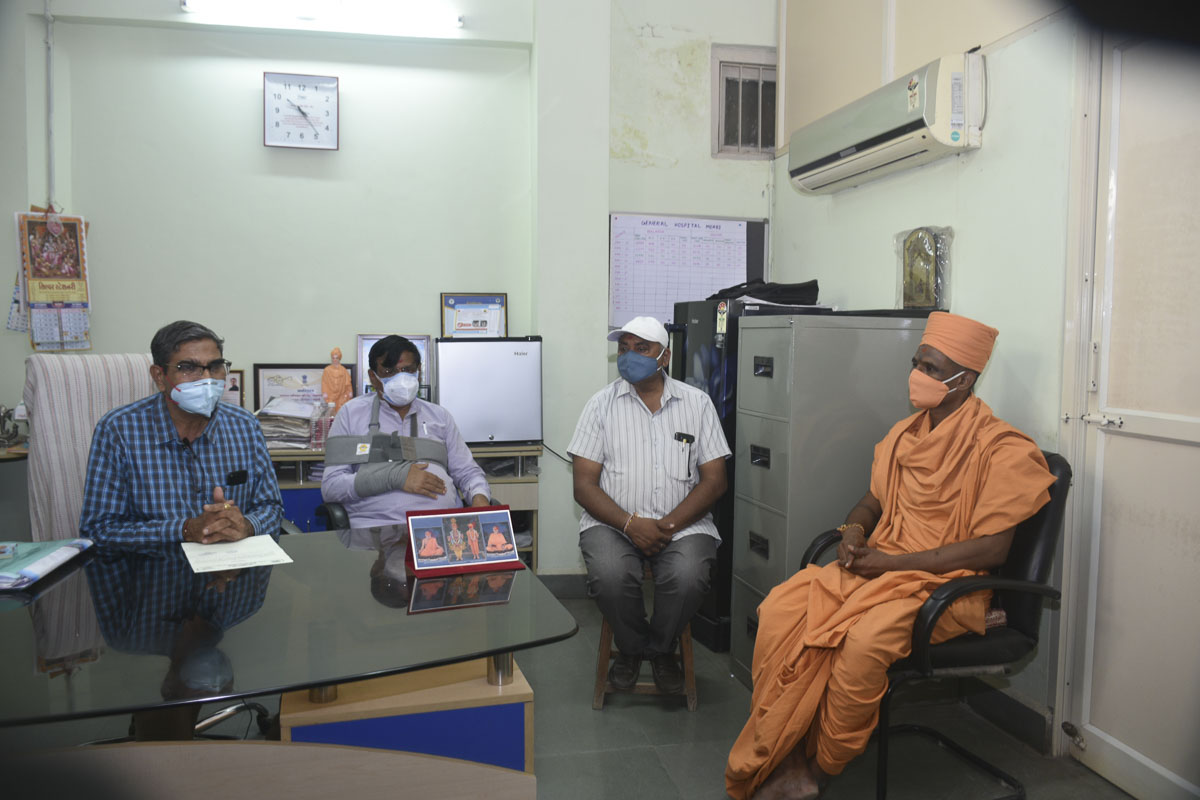 Harismaran Swami with hospital officials