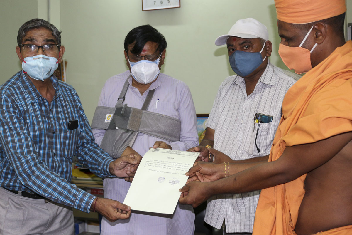 Representative of the hospital presents a letter of appreciation 