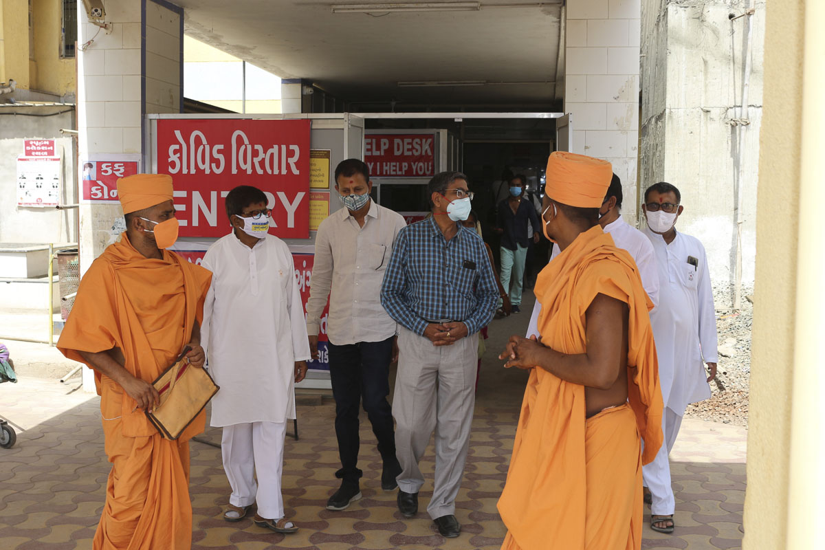 BAPS swamis and hospital officials at the hospital