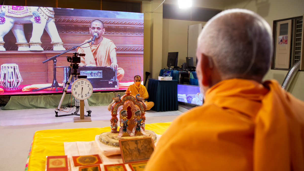 Pranavtirth Swami sings a kirtan via video conference from Mumbai Mandir