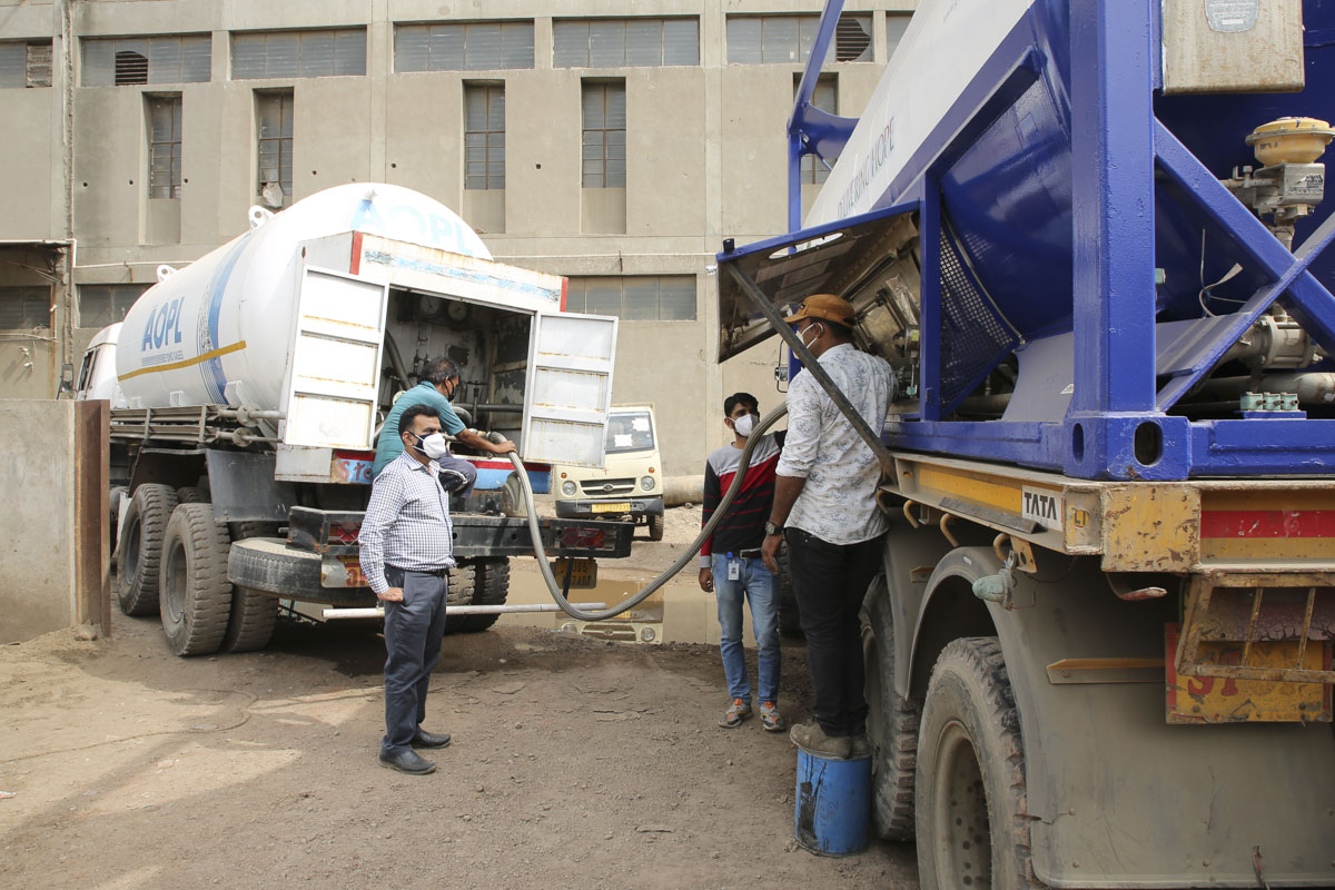 Decanting of liquid oxygen from the container