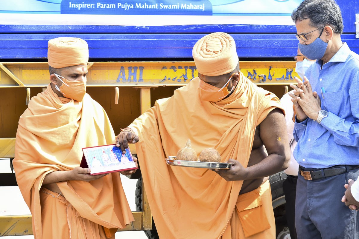 Uttampriya Swami performs pujan of Thakorji