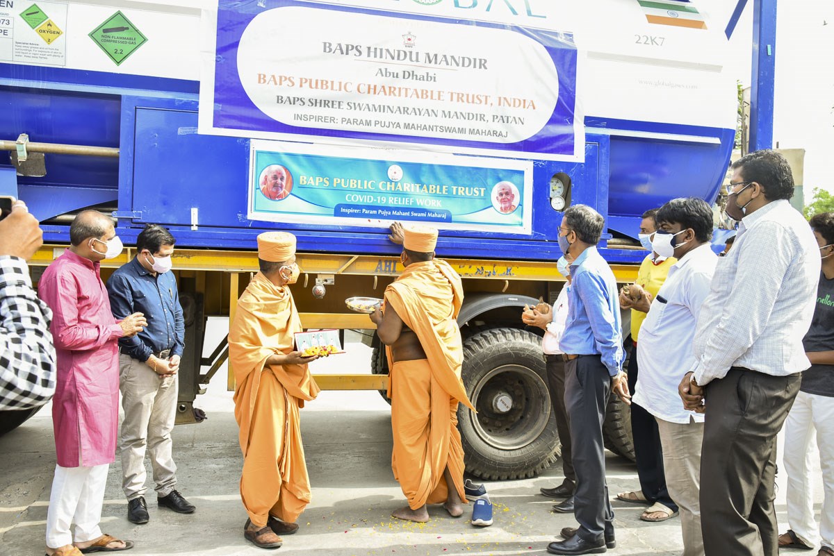 Uttampriya Swami performs pujan of the container