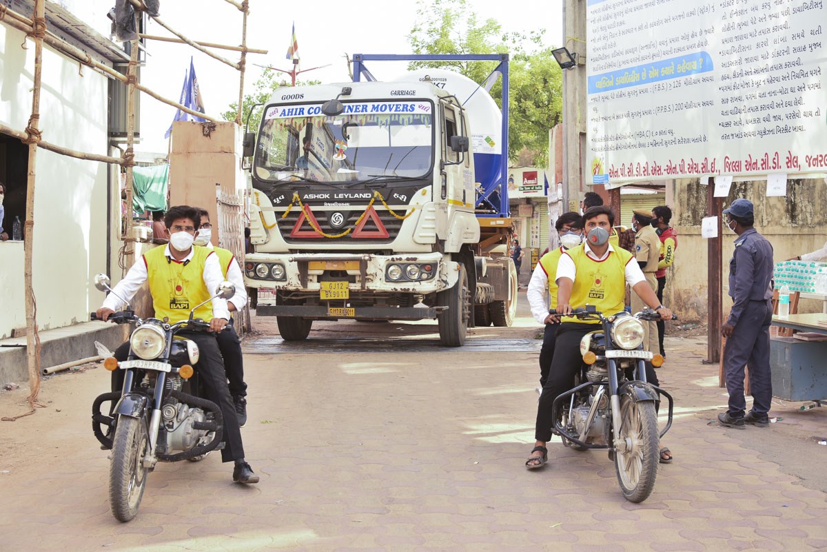 Liquid oxygen container sent from BAPS Hindu Mandir, Abu Dhabi, arrives at Palanpur, India