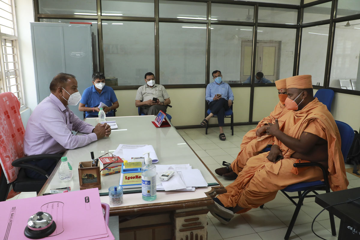 Uttampriya Swami with hospital officials