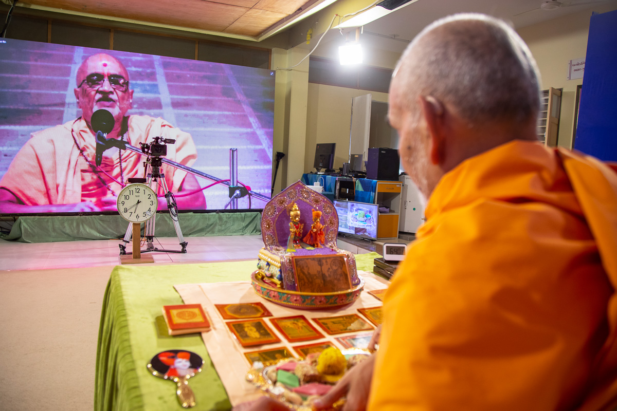 Pujya Shrihari Swami narrates memories of the Gadhada Mandir Kalash Mahotsav in 1961 via video conference from Ahmedabad Mandir