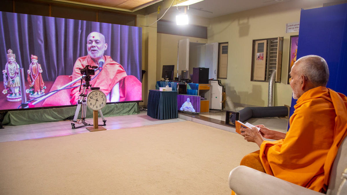 Pujya Viveksagar Swami narrates memories of the Gadhada Mandir Kalash Mahotsav in 1961 via video conference from Sarangpur Mandir