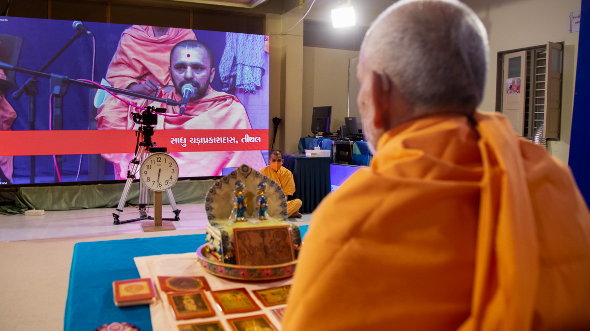Yagnaprakash Swami sings a kirtan via video conference from Tithal Mandir