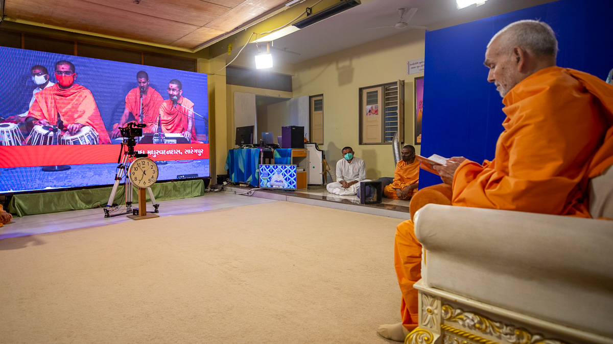 Sadhus sing kirtans via video conference from Sarangpur Mandir