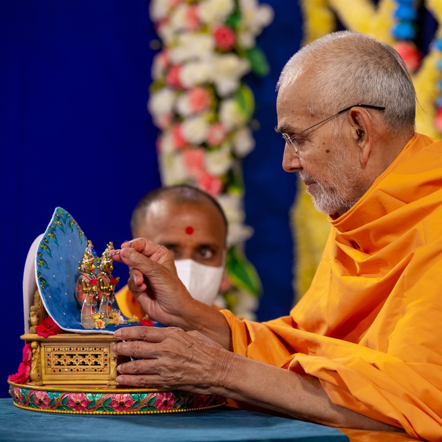 Swamishri performs pujan of Shri Harikrishna Maharaj and Shri Gunatitanand Swami