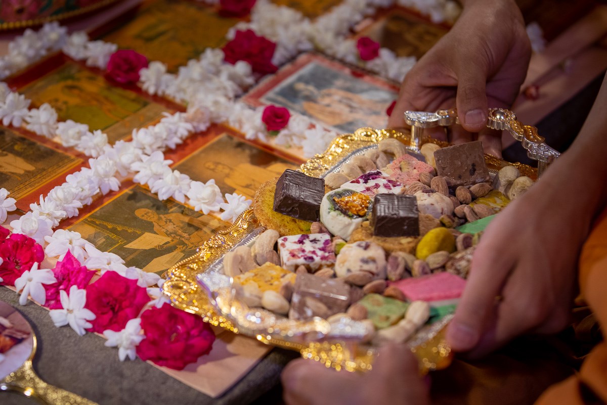 Swamishri offers thal to Brahmaswarup Shastriji Maharaj