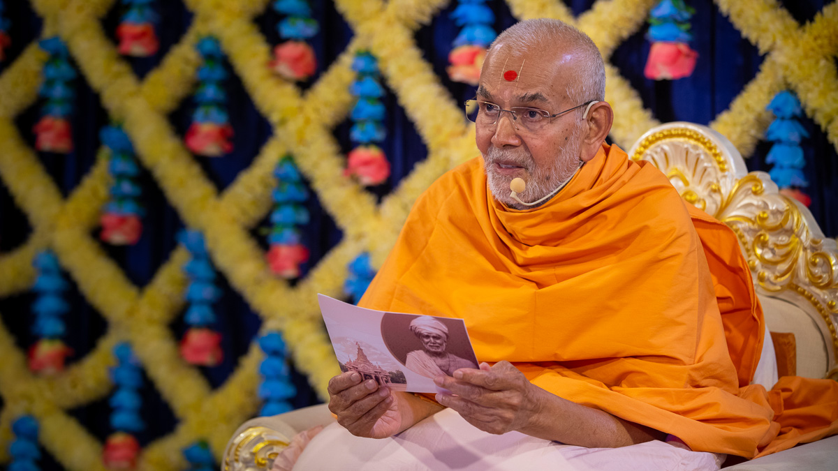 Swamishri blesses the morning assembly