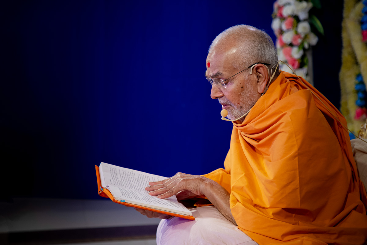 Swamishri discourses on Purushottam Bolya Prite in the afternoon assembly