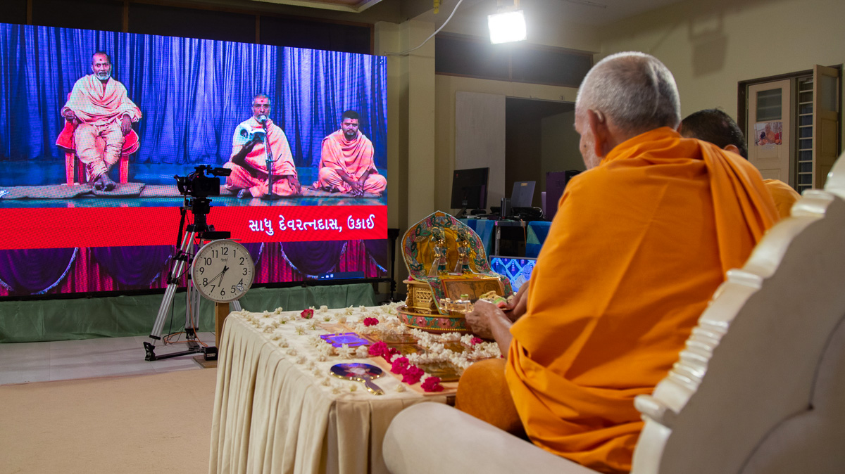 Devratna Swami sings a kirtan via video conference from Ukai Mandir