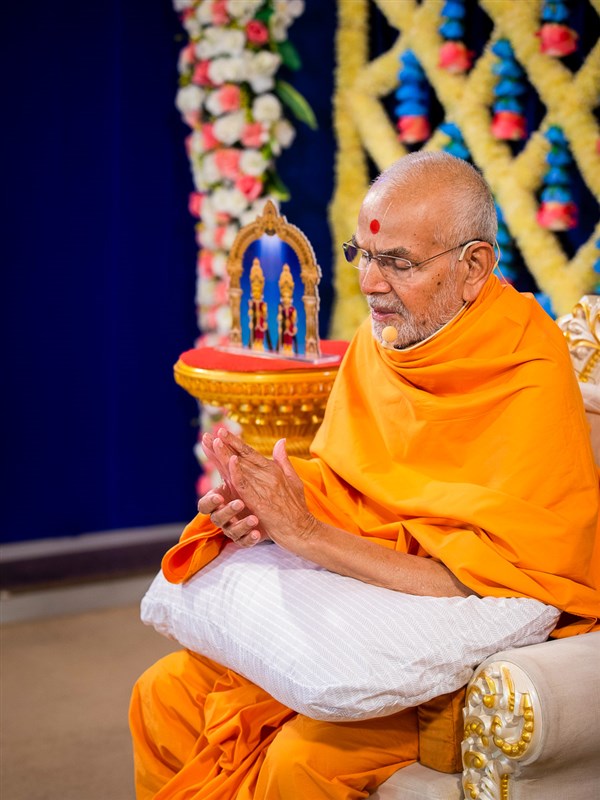 Swamishri chants the Swaminarayan dhun to pray for an early end of the Tauktae Cyclone