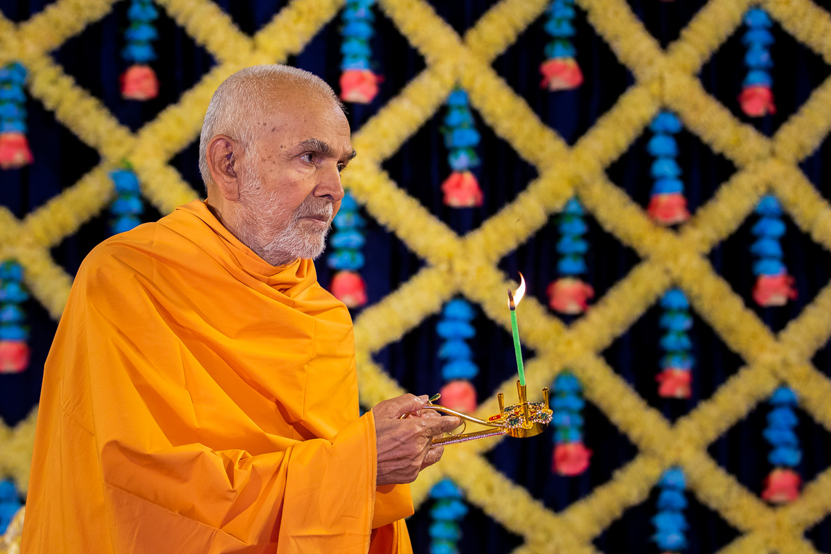 Param Pujya Mahant Swami Maharaj performs the morning arti 