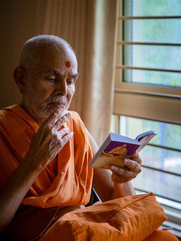 Swamishri reads the Satsang Diksha