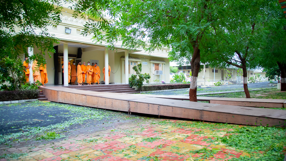 Swamishri observes the Shantivan grounds after the Tauktae Cyclone