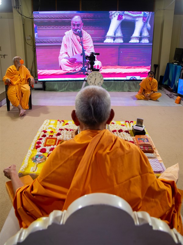 Amrutvadan Swami sings a kirtan via video conference from Mumbai Mandir