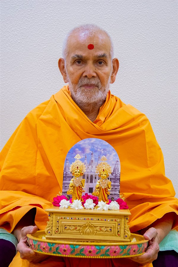 Swamishri with Shri Harikrishna Maharaj and Shri Gunatitanand Swami