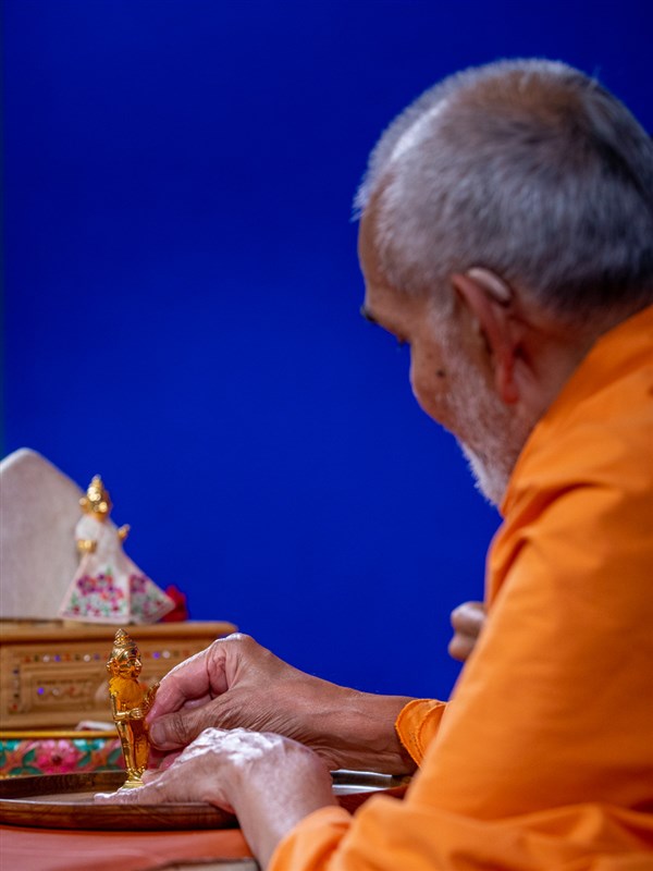 Swamishri adorns Shri Harikrishna Maharaj with chandan garments