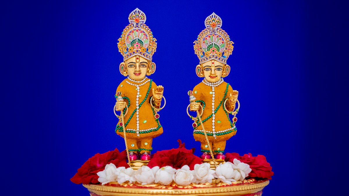 Shri Harikrishna Maharaj and Shri Gunatitanand Swami adorned in chandan garments