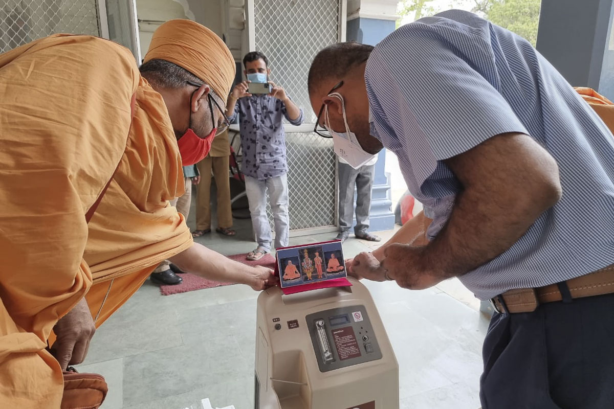 Sadhus perform pujan of an oxygen concentrator, Jaipur