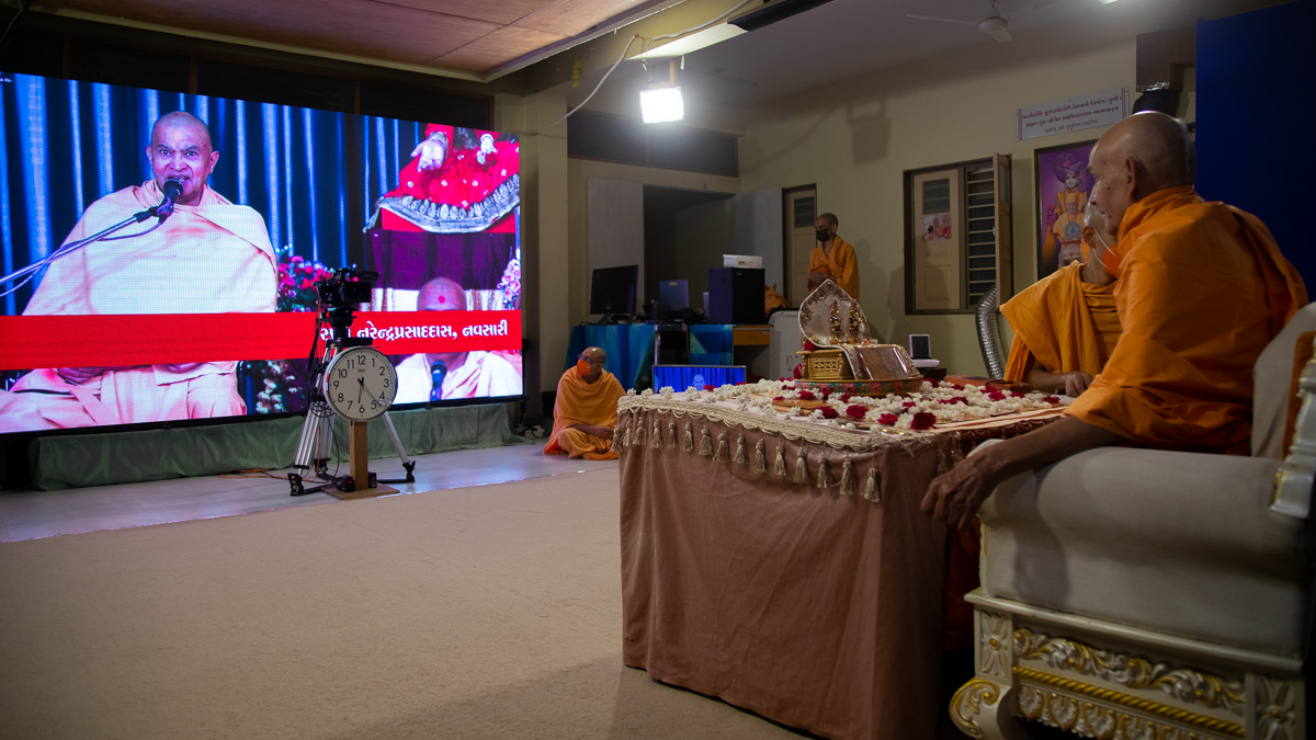 Narendraprasad Swami sings a kirtan via video conference from Navsari Mandir