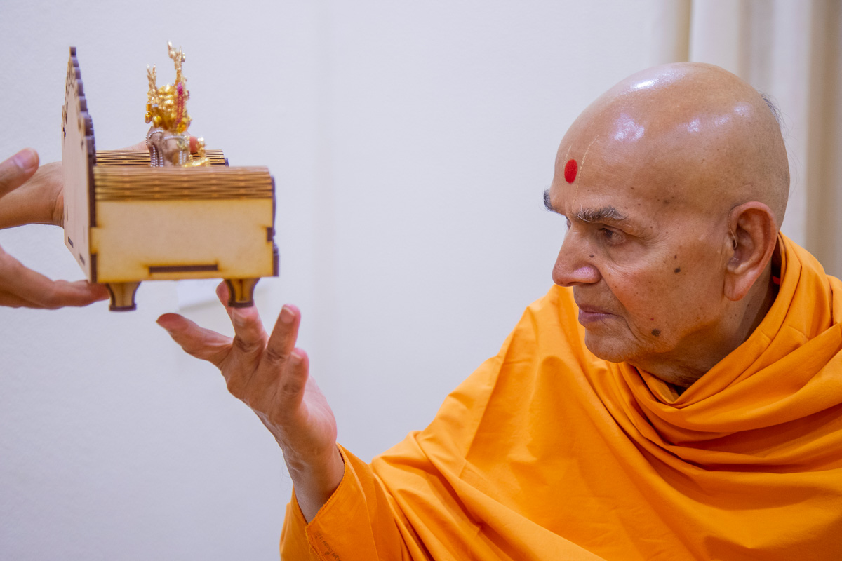 Swamishri observes the sinhasan of Shri Harikrishna Maharaj and Shri Gunatitanand Swami