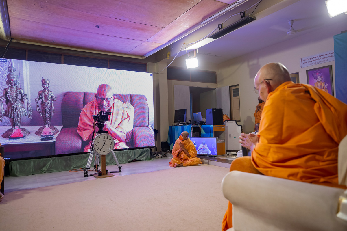 Pujya Bhaktipriya Swami (Kothari Swami) doing darshan of Swamishri via video conference